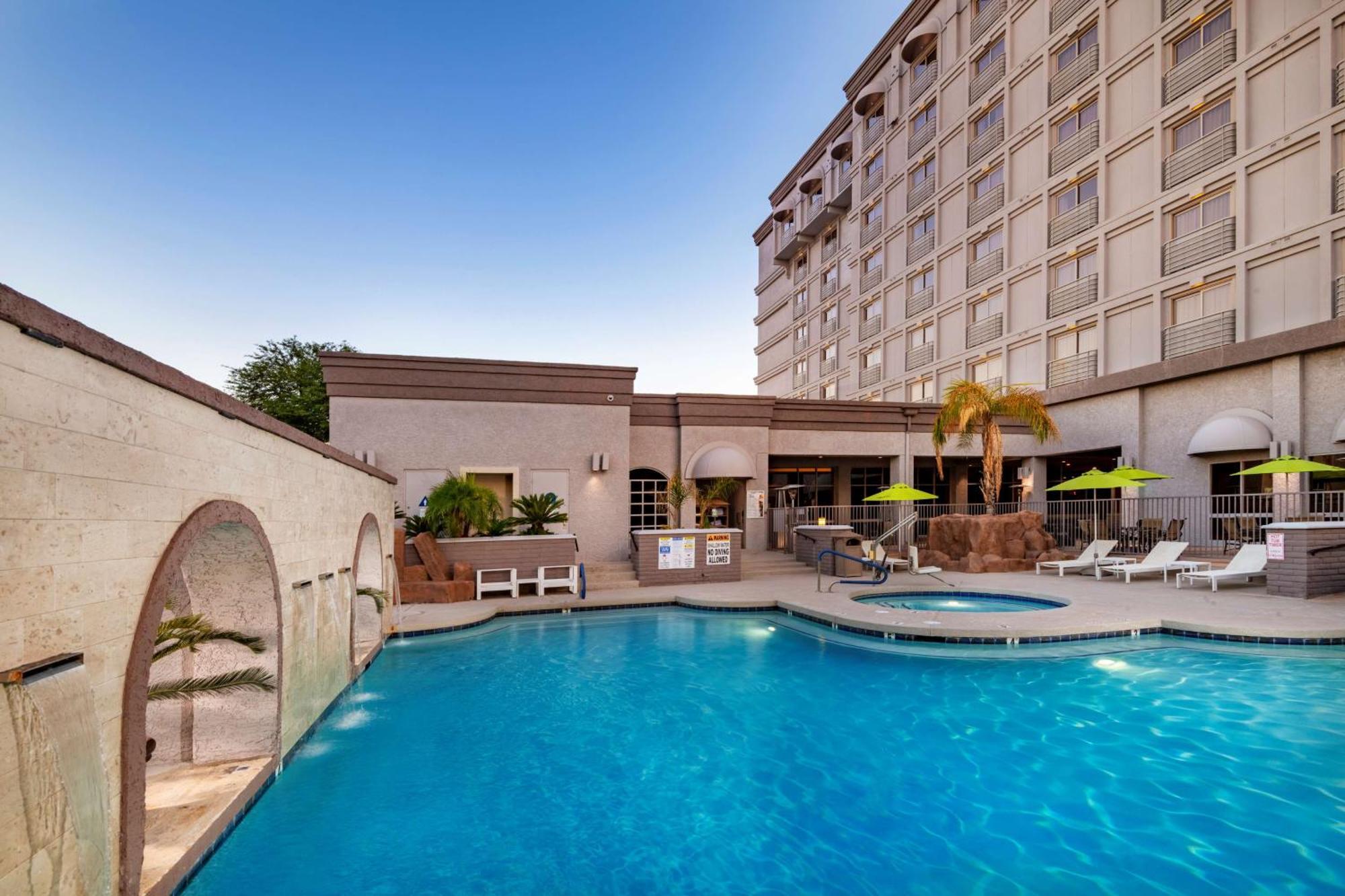 Doubletree By Hilton Phoenix Mesa Exterior foto
